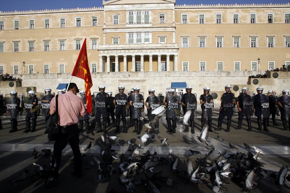Συγκεντρώσεις στο κέντρο της Αθήνας από ΓΣΕΕ, ΑΔΕΔΥ και ΠΑΜΕ #3. Συγκέντρωση διαμαρτυρίας και πορεία για τα νέα οικονομικά μέτρα πραγματοποίησαν σήμερα το απόγευμα στο κέντρο της Αθήνας η ΓΣΕΕ και η ΑΔΕΔΥ. ΑΠΕ-ΜΠΕ/ΜΑΡΓΑΡΙΤΑ ΚΙΑΟΥ