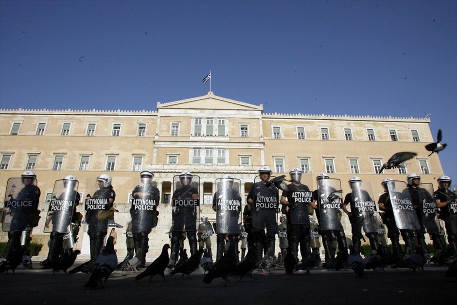 Συγκεντρώσεις στο κέντρο της Αθήνας από ΓΣΕΕ, ΑΔΕΔΥ και ΠΑΜΕ #4. Συγκέντρωση διαμαρτυρίας και πορεία για τα νέα οικονομικά μέτρα πραγματοποίησαν σήμερα το απόγευμα στο κέντρο της Αθήνας η ΓΣΕΕ και η ΑΔΕΔΥ. ΑΠΕ-ΜΠΕ/ΜΑΡΓΑΡΙΤΑ ΚΙΑΟΥ