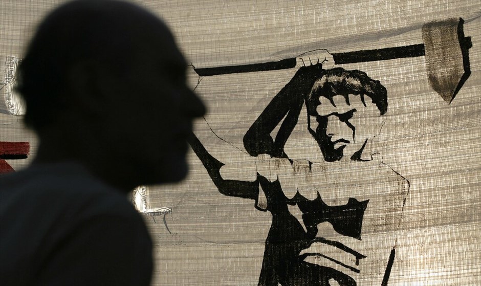 Συγκεντρώσεις στο κέντρο της Αθήνας από ΓΣΕΕ, ΑΔΕΔΥ και ΠΑΜΕ #7. Συγκέντρωση διαμαρτυρίας και πορεία για τα νέα οικονομικά μέτρα πραγματοποίησαν σήμερα το απόγευμα στο κέντρο της Αθήνας η ΓΣΕΕ και η ΑΔΕΔΥ. ΑΠΕ-ΜΠΕ/ΜΑΡΓΑΡΙΤΑ ΚΙΑΟΥ