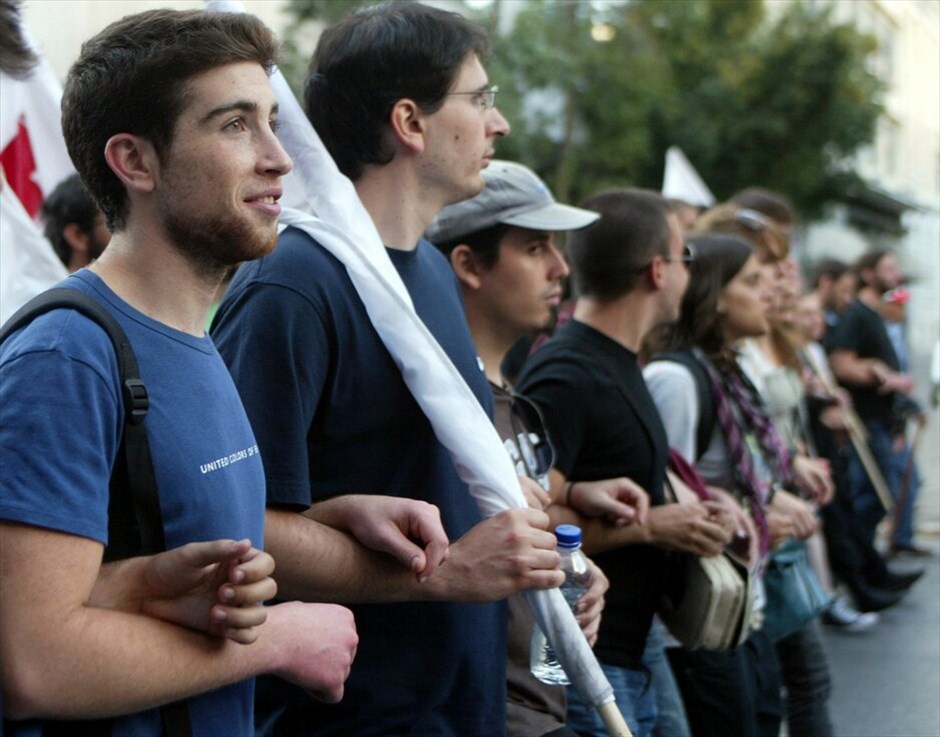 Συγκεντρώσεις στο κέντρο της Αθήνας από ΓΣΕΕ, ΑΔΕΔΥ και ΠΑΜΕ #11. Συγκέντρωση διαμαρτυρίας και πορεία για τα νέα οικονομικά μέτρα πραγματοποίησε σήμερα το απόγευμα στο κέντρο της Αθήνας το ΠΑΜΕ.