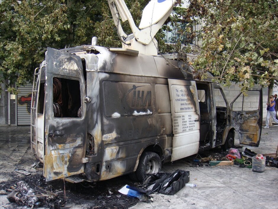 Επεισόδια στο κέντρο της Αθήνας #46. Ζημιές υπέστησαν ακόμη ένα πυροσβεστικό όχημα από πυρκαγιά, μπροστά στους Στύλους του Ολυμπίου Διός, Ι.Χ.Ε. αυτοκίνητα και κάδοι απορριμμάτων. NAFTEMPORIKI.GR