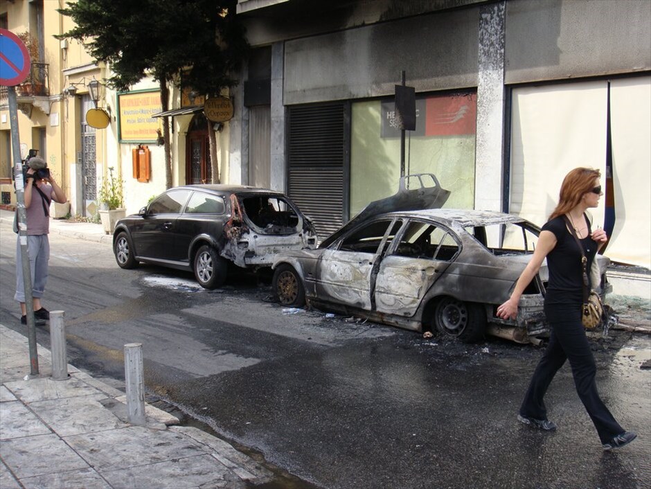 Επεισόδια στο κέντρο της Αθήνας #48. Ζημιές υπέστησαν ακόμη ένα πυροσβεστικό όχημα από πυρκαγιά, μπροστά στους Στύλους του Ολυμπίου Διός, Ι.Χ.Ε. αυτοκίνητα και κάδοι απορριμμάτων. NAFTEMPORIKI.GR