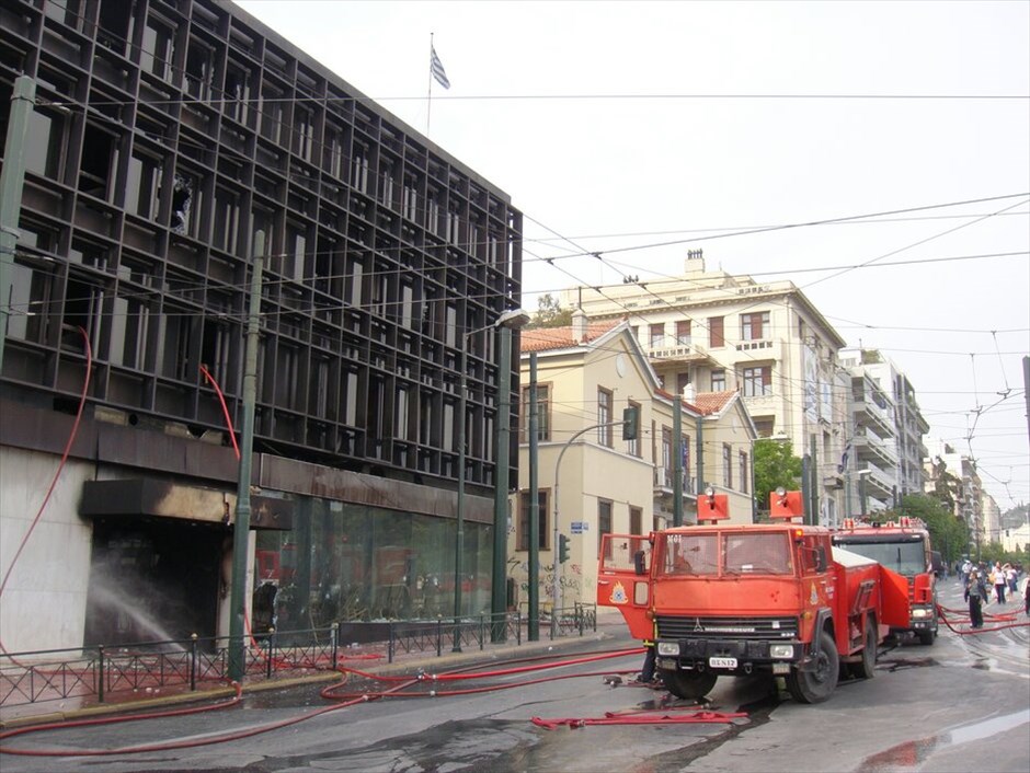 Επεισόδια στο κέντρο της Αθήνας #49. Στην αντιμετώπιση των συμβάντων, συμμετείχαν 110 πυροσβεστικοί υπάλληλοι με 40 οχήματα, ενώ πριν την έναρξη των επεισοδίων υπήρχε διασπορά πυροσβεστικών δυνάμεων στο κέντρο της Αθήνας. NAFTEMPORIKI.GR