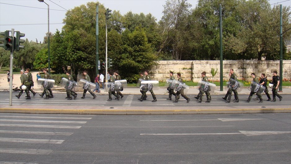 Επεισόδια στο κέντρο της Αθήνας #53. Σύμφωνα με την αστυνομία στην πορεία συμμετείχαν 35.000 διαδηλωτές, ωστόσο, αυτόπτες μάρτυρες ανεβάζουν τον αριθμό σε τουλάχιστον 40.000. NAFTEMPORIKI.GR