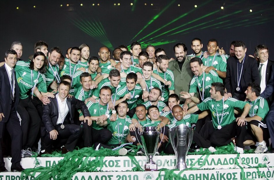 Η φιέστα του Παναθηναϊκού #1. Εν μέσω πανηγυρικού κλίματος, ο Παναθηναϊκός γιόρτασε στο κατάμεστο από 70.000 φίλους του Ολυμπιακό Στάδιο την κατάκτηση του πρωταθλήματος και του κυπέλλου Ελλάδος για τη σεζόν 2009/10. ΑΠΕ/INTIME SPORTS/ΜΑΤΘΑΙΟΣ ΓΙΩΡΓΟΣ