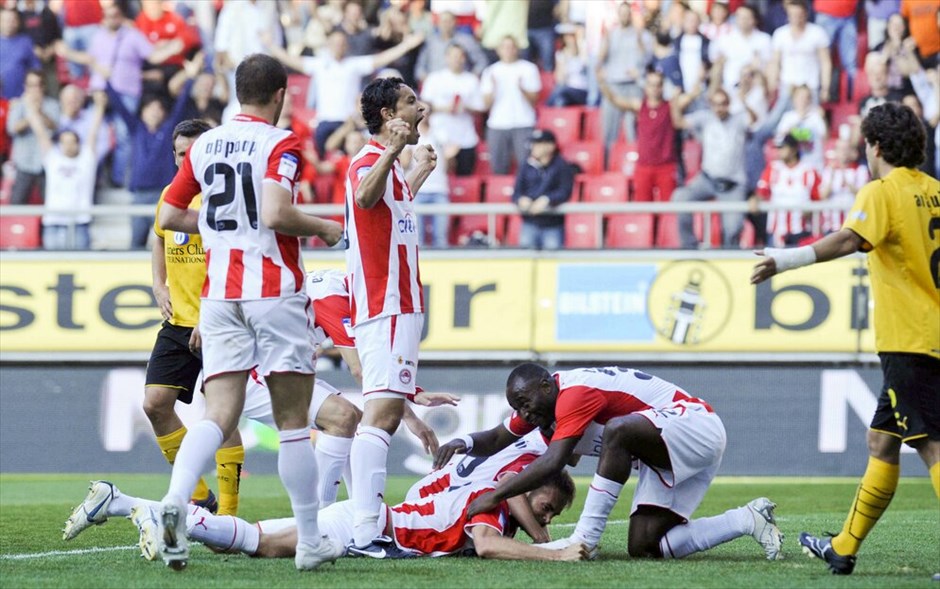 Σούπερ Λίγκα: Δεύτερη αγωνιστική των play off #1. Σημαντικό βήμα για την κατάκτηση της πρώτης θέσης στα πλέι οφ και την έξοδο στο Τσάμπιονς Λιγκ έκανε ο Ολυμπιακός. Στο πλαίσιο της δεύτερης αγωνιστικής των αγώνων κατάταξης οι Πειραιώτες επικράτησαν 2-1 της ΑΕΚ, η οποία ουσιαστικά τίθεται εκτός της κορυφαίας διασυλλογικής διοργάνωσης. Αντιθέτως, ο Ολυμπιακός συνεχίζει να συγκατοικεί στην πρώτη θέση με τον ΠΑΟΚ, έχοντας από επτά βαθμούς έκαστος. Ετσι θα κληθούν να λύσουν τις... διαφορές τους στις δυο επόμενες μεταξύ τους αναμετρήσεις.