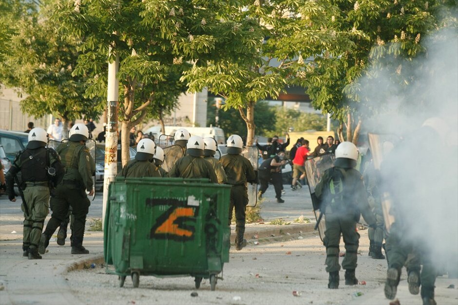 Σούπερ Λίγκα: Δεύτερη αγωνιστική των play off #10. Οι αστυνομικές δυνάμεις προέβησαν στη χρήση δακρυγόνων προκειμένου να υπάρξει ηρεμία στο γήπεδο και να ξεκινήσει με ασφάλεια ο αγώνας.