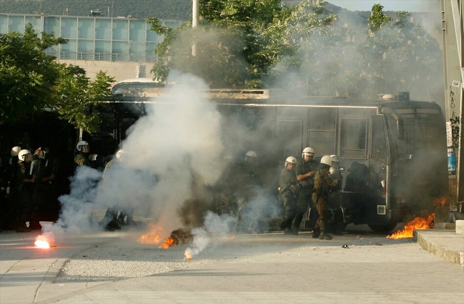 Σούπερ Λίγκα: Δεύτερη αγωνιστική των play off #11. Κατά την διάρκεια των επεισοδίων ερίφθησαν και βόμβες μολότοφ. ΑΠΕ-ΜΠΕ/PIXEL/ΣΩΤΗΡΗΣ ΜΠΑΡΜΠΑΡΟΥΣΗΣ