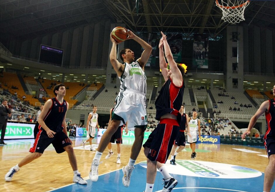 Α1 μπάσκετ: Play off #1. "Περίπατο" έκανε ο Παναθηναϊκός στον πρώτο αγώνα των πλέι οφ της Α1 με τον Πανιώνιο στο κλειστό των Ολυμπιακών εγκαταστάσεων. Οι "πράσινοι" επιβλήθηκαν των "κυανέρυθρων" με 92-57 και θέλουν άλλη μία νίκη (την ερχόμενη Δευτέρα το δεύτερο παιχνίδι, 18:45), προκειμένου να πάρουν το εισιτήριο για την ημιτελική φάση της διοργάνωσης. ΑΠΕ/INTIME SPORTS