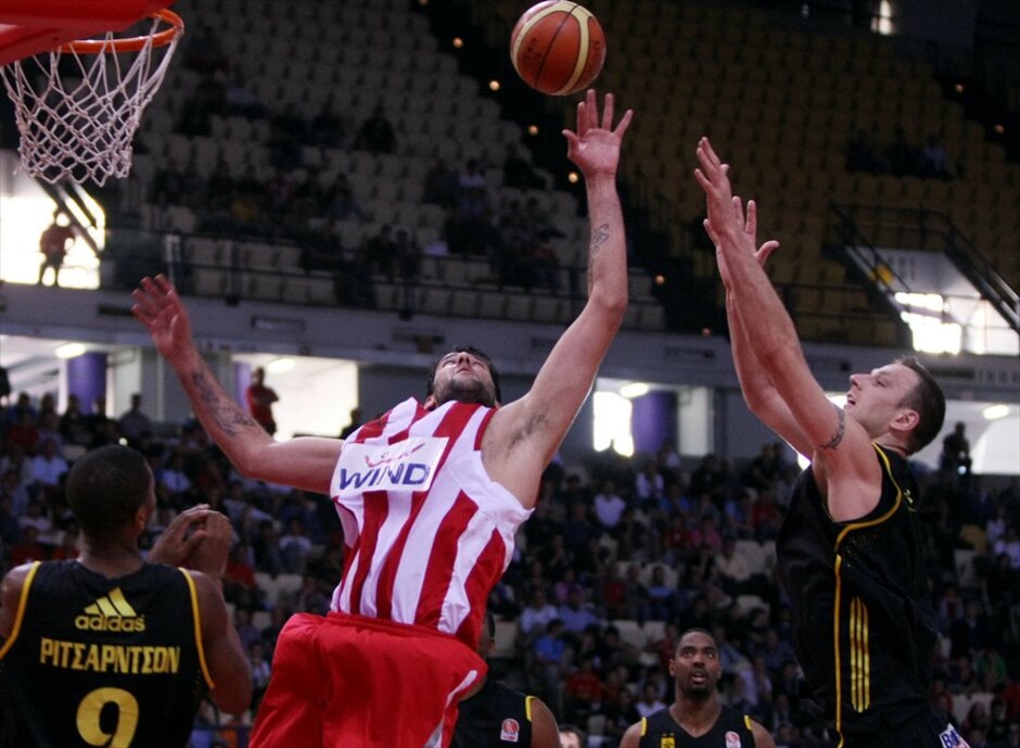 Α1 μπάσκετ: Play off #2. Με νίκη ξεκίνησε τις υποχρεώσεις του στα πλέι οφ της Α1 εθνικής κατηγορίας των Ανδρών ο Ολυμπιακός, που επιβλήθηκε στο ΣΕΦ του αξιόμαχου Αρη με 75-63, στον πρώτο αγώνα της συγκεκριμένης προημιτελικής σειράς. Η δεύτερη αναμέτρηση θα διεξαχθεί στο "Αλεξάνδρειο" την προσεχή Δευτέρα (3/5), ενώ αν χρειαστεί και τρίτη συνάντηση (η πρόκριση κρίνεται στις δύο νίκες), αυτή θα διεξαχθεί εκ νέου στο φαληρικό στάδιο στις 13 Μαΐου, λόγω της υποχρέωσης των "ερυθρόλευκων" στο φάιναλ-4 της Ευρωλίγκας.