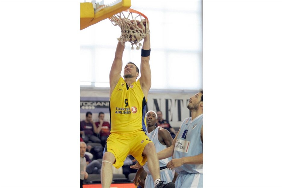 Α1 μπάσκετ: Play off #3. Νικηφόρα ξεκίνησε τις υποχρεώσεις του στα πλέι οφ της Α1 εθνικής κατηγορίας των Ανδρών το Μαρούσι, καθώς επιβλήθηκε του Κολοσσού Ρόδου στο κλειστό του Αγιου Θωμά με 87-68, στον πρώτο αγώνα της σειράς. Η δεύτερη αναμέτρηση θα διεξαχθεί στο "Βενετόκλειο" της Ρόδου την προσεχή Δευτέρα (3/5), ενώ αν χρειαστεί και τρίτη συνάντηση (η πρόκριση κρίνεται στις δύο νίκες), αυτή θα διεξαχθεί εκ νέου στην Αθήνα, την Πέμπτη 6 Μαΐου. ΑΠΕ/INTIME SPORTS