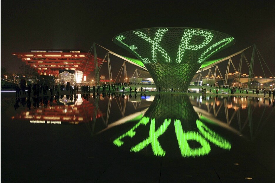 World Expo 2010: «Καλύτερη πόλη, καλύτερη ζωή» #1. Την 1η Μαΐου ανοίγει της πύλες της η έκθεση EXPO 2010 στη Σαγκάη με σύνθημα «Καλύτερη πόλη, καλύτερη ζωή». Θα συμμετάσχουν με εθνικά περίπτερα 192 χώρες σε έκταση 5 εκ. τ.μ. Η έκθεση αποτελεί για την Κίνα εξίσου κορυφαίο γεγονός με αυτό των Ολυμπιακών Αγώνων και αναμένεται να προσελκύσει 70 εκ. επισκέπτες. | Φωτογραφίες: