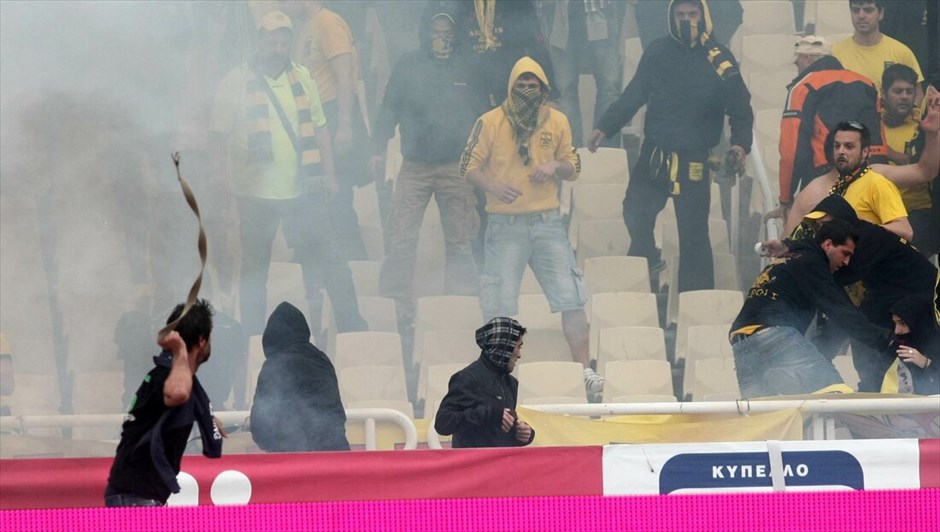 Νταμπλούχος ο Παναθηναϊκός #12. Λίγο αργότερα το σκηνικό «μεταφέρθηκε» στις εξέδρες με τα ΜΑΤ να επεμβαίνουν και ακολούθησαν οι συλλήψεις. Τελικά, μετά από μία ώρα συμπλοκών τα πράγματα άρχισαν να ηρεμούν, αφού συνελήφθησαν 13 άτομα.