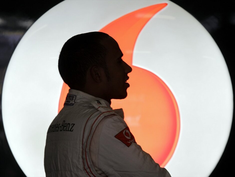 F1: GP Κίνας #7. Εκπληκτικός αγώνας για τον Λιούις Χάμιλτον! Ξεκίνησε έκτος, ταλαιπωρήθηκε από τα ελαστικά, αλλά κατάφερε παρά την βροχή, να προσφέρει άφθονο θέαμα και πολλές προσπεράσεις. Η δεύτερη θέση ήταν ό,τι καλύτερο μπορούσε να κάνει. Η επίδοσή του αυτή τον έφερε στην τρίτη θέση της βαθμολογίας με 49 βαθμούς μαζί με τον Φερνάντο Αλόνσο.