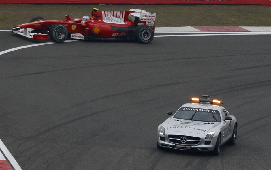 F1: GP Κίνας #10. ... και τη δεύτερη όταν έφυγε η εμπρός αεροτομή στην Toro Rosso του Χάιμε Αλγουερσουάρι.