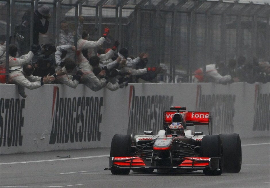 F1: GP Κίνας #12. Δύο ήταν τα κλειδιά της επιτυχίας του Τζένσον Μπάτον. Πρώτον, η έξυπνη επιλογή του, όπως αποδείχθηκε, να παραμείνει στον αγώνα τη στιγμή που έπιασε για πρώτη φορά βροχή και να μην τρέξει στα πιτς για αλλαγή ελαστικών όπως οι περισσότεροι οδηγοί. Και αυτό γιατί η βροζή κόπασε άμεσα και τα ενδιάμεσα ελαστικά που φόρεσαν όλοι δεν βοηθούσαν. Και η δεύτερη λεπτομέρεια ήταν η αποφασή του να ελαττώσει ταχύτητα στη στροφή πριν την επανεκκίνηση του αγώνα, όταν είχε εισέλθει στην πίστα για δεύτερη φορά του αυτοκίνητο ασφαλείας. Κίνηση που προκάλεσε αναταραχή στους οδηγούς που υπολείπονταν.