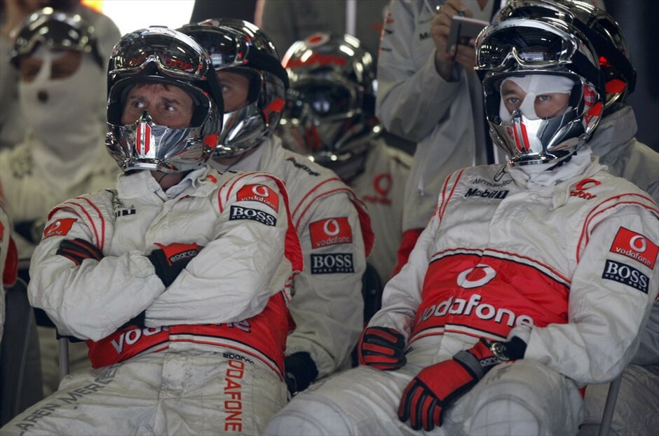 F1: GP Κίνας #13. Μηχανικοί της ομάδας της McLaren-Mercedes παρακολουθούν τον αγώνα.