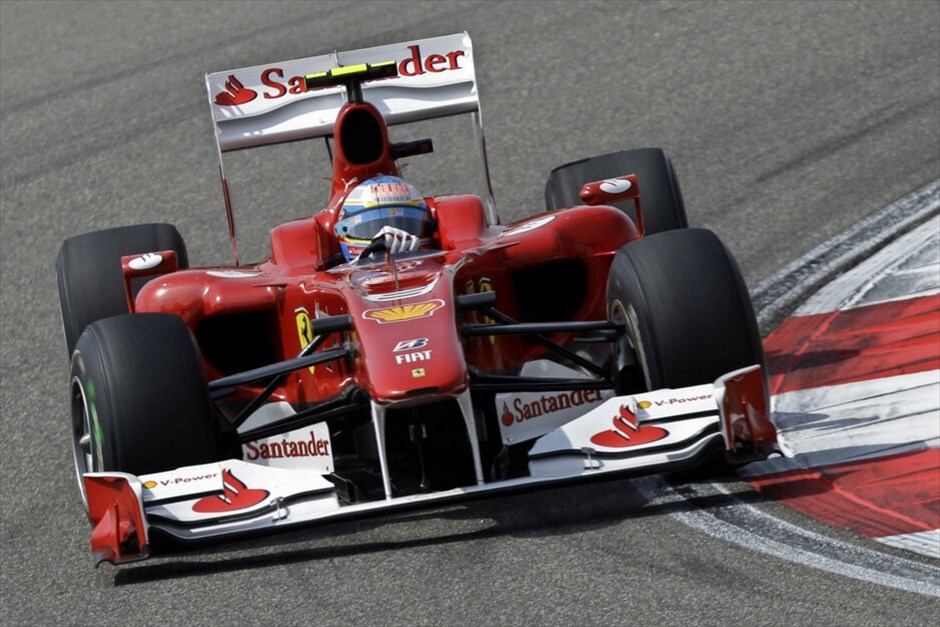 F1: GP Κίνας #15. Η γρήγορη εκκίνηση στοίχισε στον Φερνάντο Αλόνσο ποινή διέλευσης από το pit lane. Εντούτοις, ο Ισπανός κατάφερε να μετριάσει τις απώλειες και να τερματίσει τέταρτος, χαρίζοντας στη Ferrari την καλύτερη θέση στον αγώνα.