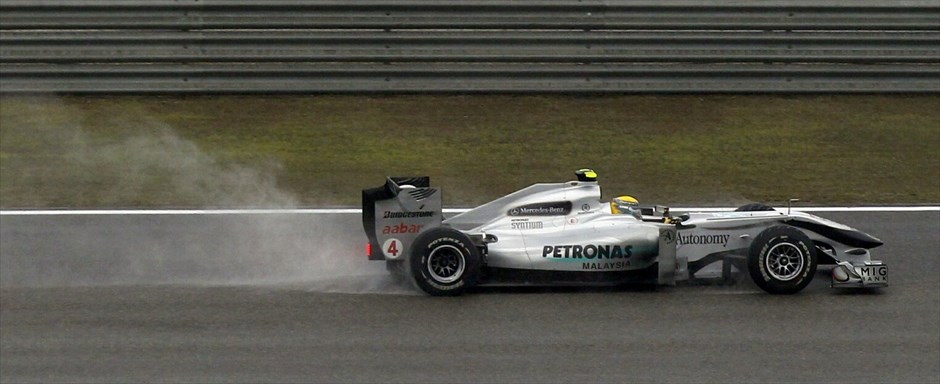 F1: GP Κίνας #17. Σιγά-σιγά ο Νίκο Ρόζμπεργκ αποδεικνύει ότι εάν έχει στα χέρια του ένα ανταγωνιστικό μονοθέσιο, μπορεί να βρίσκεται μεταξύ των πρωταγωνιστών ενός GP. Στην Κίνα τέθηκε για το πρώτο μισό του αγώνα και επικεφαλής, αλλά τα φθαρμένα ελαστικά και μερικά λάθη δεν του επέτρεψαν να διεκδικήσει τη νίκη. Ετσι αρκέστηκε στην τρίτη θέση, μία επίδοση που τον ανέβασε δεύτερο στη βαθμολογία των οδηγών, χωρίς καν να έχει κερδίσει έναν αγώνα, μέχρι στιγμής.