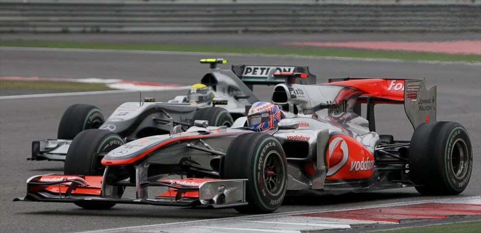 F1: GP Κίνας #22. Η μονομαχία Μπάτον-Ρόζμπεργκ για την πρώτη θέση ήταν ένα από τα αξιόλογα σημεία του αγώνα. Ενα λάθος όμως, του Γερμανού πιλότου της Mercedes GP στα φρένα για την στροφή εννέα, χάρισε την πρωτοπορία στον Βρετανό παγκόσμιο πρωταθλητή.