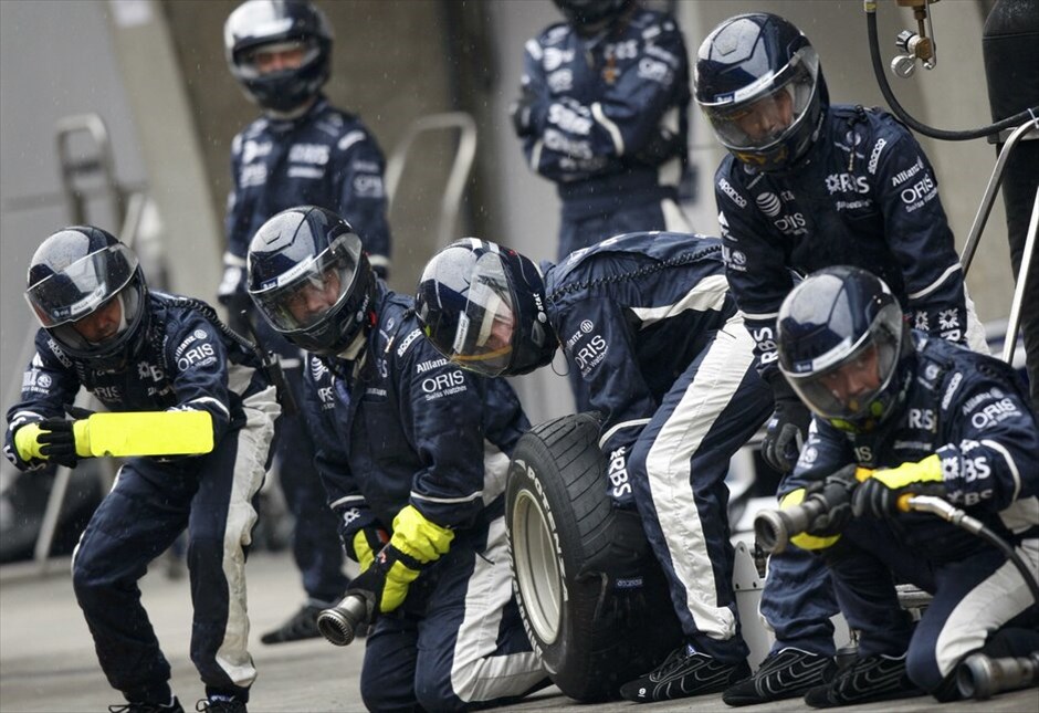 F1: GP Κίνας #25. Μηχανικοί της Williams αναμένουν ένα από δύο μονοθέσιο της ομάδας στα πιτς. Μπαρικέλο - Χάλκενμπεργκ δεν παρουσίασαν κάτι αξιόλογο, πλην της δωδέκατης και 15ης θέσης, αντίστοιχα.