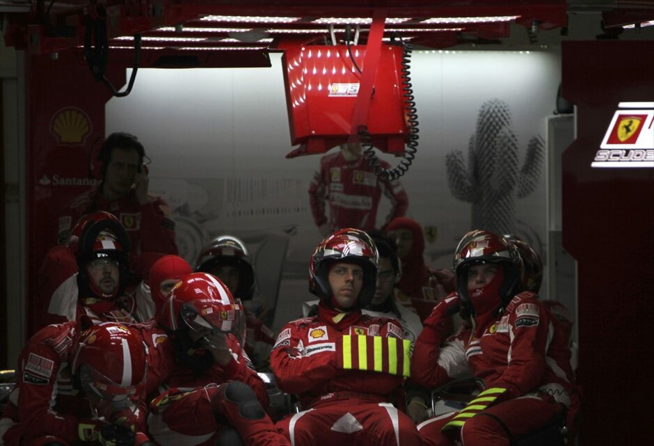 F1: GP Κίνας #27. Η Ferrari ευελπιστούσε σε κάτι καλύτερο από την τέταρτη θέση του Αλόνσο καθώς τώρα στη βαθμολογία των κατασκευαστών προηγείται η Mclaren-Mercedes με 109 βαθμούς ενώ η Scuderia έμεινε στους 90.