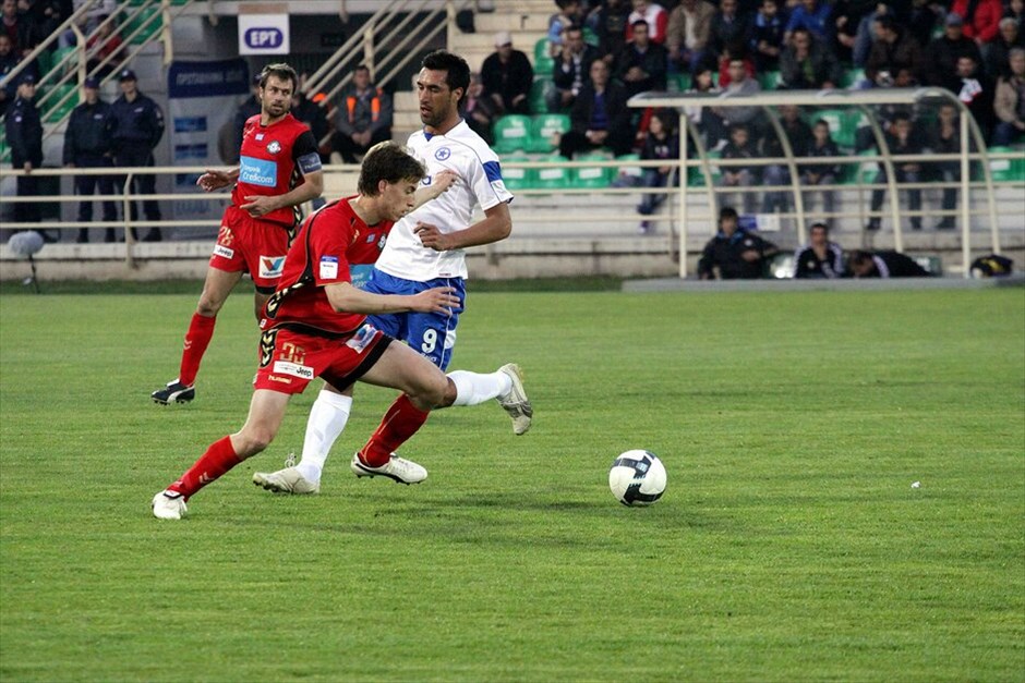 Η 29η αγωνιστική της Σούπερ Λίγκα  #11. Σημαντική νίκη, στην προσπάθεια που καταβάλλει για παραμονή στην κατηγορία, πέτυχε η Ξάνθη, η οποία επιβλήθηκε 2-1 του Ατρομήτου στα Πηγάδια. Η ακριτική ομάδα έπειτα από αρκετό καιρό ξέφυγε από την επικίνδυνη ζώνη, εκμεταλλευόμενη την ισοπαλία του Λεβαδειακού με την ΑΕΚ. Η Ξάνθη με νίκη την τελευταία αγωνιστική επί του Ηρακλή στο Καυταντζόγλειο παραμένει στη Σούπερ Λίγκα άσχετα με το τι θα γίνει στο Αλκαζάρ στην αναμέτρηση της Λάρισας με το Λεβαδειακό.
