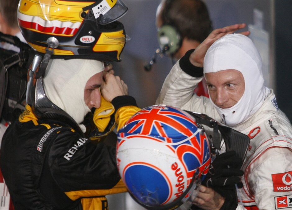 F1: GP Αυστραλίας #8. H επιλογή των σλικ ελαστικών από τον Τζένσον Μπάτον όταν η πίστα άρχισε να στεγνώνει, κρίθηκε ριψοκίνδυνη. Οταν όμως την ακολούθησαν και οι υπόλοιποι πιλότοι, ο Βρετανός παγκόσμιος πρωταθλητής είχε τον χρόνο να κινηθεί αρκετά πιο γρήγορα.