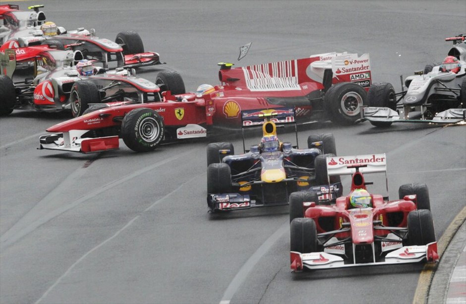 F1: GP Αυστραλίας #11. Ο Φερνάντο Αλόνσο είχε μία μικρή επαφή με τον Τζένσον Μπάτον και έχασε τον έλεγχο του μονοθεσίου του με αποτέλεσμα να κάνει τετακέ και πέσει στις τελευταίες θέσεις. Στη σύγκρουση ενεπλάκη και ο Μίκαελ Σουμάχερ, σπάζοντας όμως την εμπρός πτέρυγά του. Ετσι πήρε το δρόμο για τα pits.