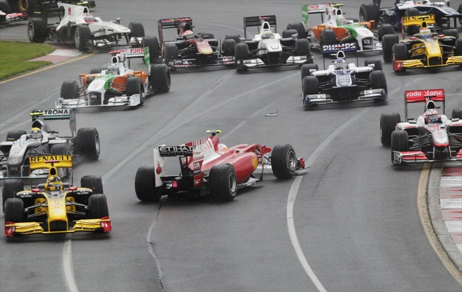 F1: GP Αυστραλίας #12. Ο Φερνάντο Αλόνσο είχε μία μικρή επαφή με τον Τζένσον Μπάτον και έχασε τον έλεγχο του μονοθεσίου του με αποτέλεσμα να κάνει τετακέ και πέσει στις τελευταίες θέσεις. Στη σύγκρουση ενεπλάκη και ο Μίκαελ Σουμάχερ, σπάζοντας όμως την εμπρός πτέρυγά του. Ετσι πήρε το δρόμο για τα pits.