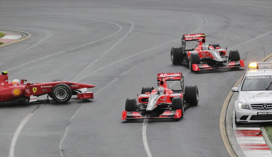 F1: GP Αυστραλίας #15. Ο Φερνάντο Αλόνσο είχε μία μικρή επαφή με τον Τζένσον Μπάτον και έχασε τον έλεγχο του μονοθεσίου του με αποτέλεσμα να κάνει τετακέ και πέσει στις τελευταίες θέσεις. Στη σύγκρουση ενεπλάκη και ο Μίκαελ Σουμάχερ, σπάζοντας όμως την εμπρός πτέρυγά του. Ετσι πήρε το δρόμο για τα pits.