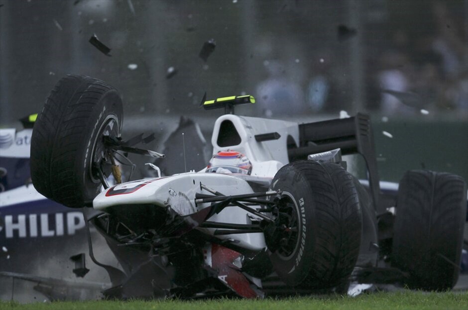 F1: GP Αυστραλίας #16. Η εμπρός πτέρυγα στη Sauber του Καμούι Κομπαγιάσι έσπασε, με τον Ιάπωνα να την πατάει, να χάνει τον έλεγχο του μονοθεσίου του, να απογειώνεται και να πέφτει επάνω στον Χάλκενμπεργκ.