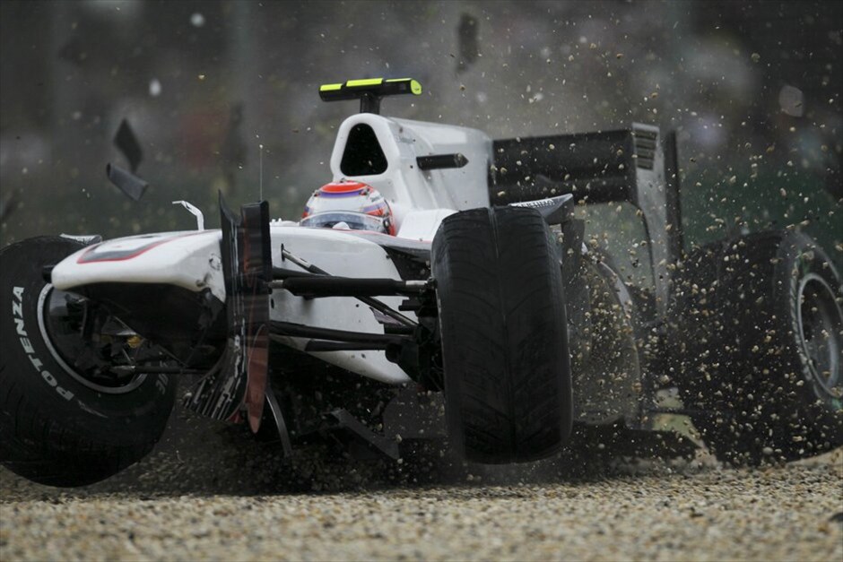 F1: GP Αυστραλίας #17. Η εμπρός πτέρυγα στη Sauber του Καμούι Κομπαγιάσι έσπασε, με τον Ιάπωνα να την πατάει, να χάνει τον έλεγχο του μονοθεσίου του, να απογειώνεται και να πέφτει επάνω στον Χάλκενμπεργκ.