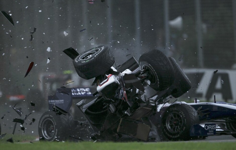 F1: GP Αυστραλίας #18. Η εμπρός πτέρυγα στη Sauber του Καμούι Κομπαγιάσι έσπασε, με τον Ιάπωνα να την πατάει, να χάνει τον έλεγχο του μονοθεσίου του, να απογειώνεται και να πέφτει επάνω στον Χάλκενμπεργκ.