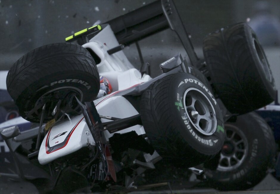 F1: GP Αυστραλίας #19. Η εμπρός πτέρυγα στη Sauber του Καμούι Κομπαγιάσι έσπασε, με τον Ιάπωνα να την πατάει, να χάνει τον έλεγχο του μονοθεσίου του, να απογειώνεται και να πέφτει επάνω στον Χάλκενμπεργκ.