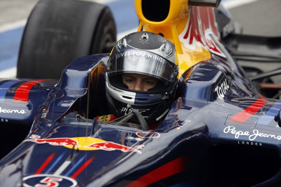 F1: GP Αυστραλίας #31. Μεγάλος άτυχος ο Σεμπάστιαν Φέτελ Για δεύτερο συνεχές GP κερδίσε την pole position και ενώ είχε μία πολύ καλή εκκίνηση, εγκατέλειψε στον 26ο γύρο, προδωμένος από πρόβλημα στο σύστημα πέδησης. Ειδικότερα, από δισκόπλακα στον εμπρός αριστερό τροχό, η οποία εφθάρη λόγω λανθασμένης τοποθέτησης του τροχού, κατά την διάρκεια του pit stop.