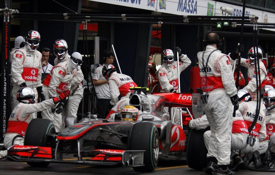 F1: GP Αυστραλίας #33. Ο Λιούις Χάμιλτον διαμαρτύρεται στη McLaren-Mercedes ότι το δεύτερο pits stop του ήταν αχρείαστο, στερώντας του έτσι μία θέση στο βάθρο.