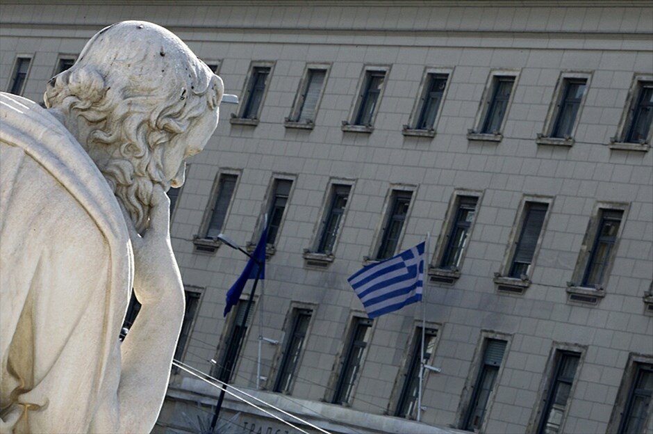 Το χρονικό της ελληνικής κρίσης #2. 22-10-2009 |  O οίκος Fitch Ratings υποβαθμίζει την πιστοληπτική αξιολόγηση της Ελλάδας, στο Α- από το Α, χαρακτηρίζοντας παράλληλα ως αρνητικές τις προοπτικές της χώρας, ενώ δεν έλειψαν και σχόλια σχετικά με την πιστότητα των στοιχείων που ανακοινώνει η κυβέρνηση. |
