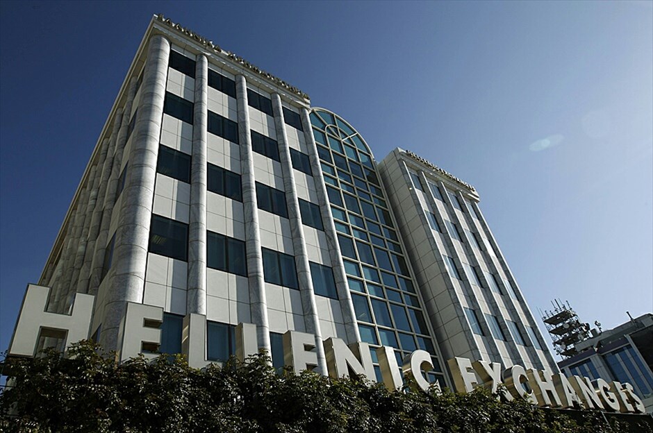 Το χρονικό της ελληνικής κρίσης #3. 8-12-2009 | Η Fitch Ratings υποβαθμίζει το ελληνικό χρέος σε BBB+ με αρνητική προοπτική, επικαλούμενη την επιδείνωση της δημοσιονομικής κατάστασης στο «πιο αδύναμο κράτος της Ευρωζώνης». Μετά την υποβάθμιση της Fitch το spread του 10ετούς ελληνικού ομολόγου έναντι του γερμανικού Βund ανήλθε σε υψηλό 7,5 μηνών. Για πρώτη φορά τα τελευταία δέκα χρόνια ένας διεθνής οίκος αξιολόγησης υποβαθμίζει την Ελλάδα κάτω του Α. |