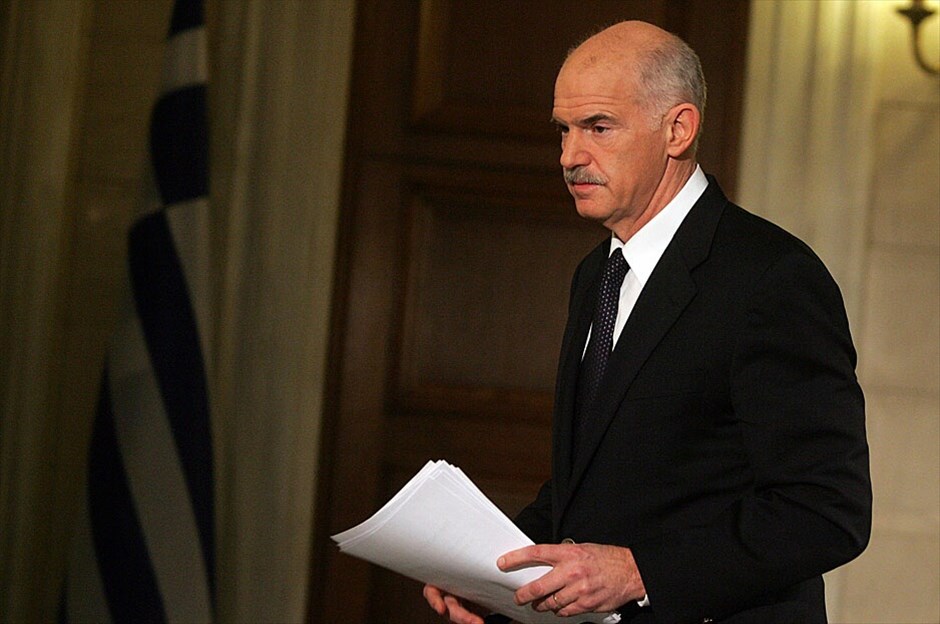 Το χρονικό της ελληνικής κρίσης #8. 2-2-2010 |  «Επώδυνες» αλλά «αναγκαίες» αλλαγές για να ανακοπεί «η πορεία της χώρας προς τον γκρεμό», ανακοινώνει ο πρωθυπουργός Γιώργος Παπανδρέου σε διάγγελμά του για την οικονομία. | ΑΠΕ/ΚΑΤΕΡΙΝΑ ΜΑΥΡΩΝΑ