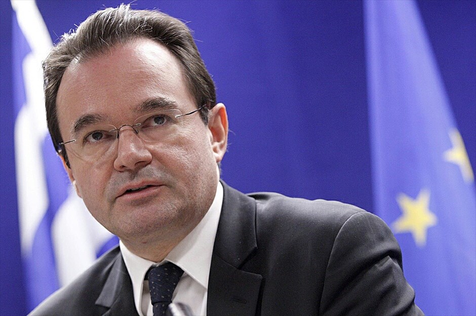 Το χρονικό της ελληνικής κρίσης #12. 16-2-2010 | Το πράσινο φως για την εφαρμογή του προγράμματος σταθερότητας της ελληνικής οικονομίας έδωσαν οι υπουργοί οικονομικών της Ε.Ε., υπογραμμίζοντας, ωστόσο, τους πιθανούς κινδύνους που το περιβάλλουν. «Προχωράμε γρήγορα με σταθερά βήματα στην υλοποίηση των δεσμεύσεων που έχουμε αναλάβει» ανέφερε ο υπουργός οικονομικών Γ. Παπακωνσταντίνου, λίγο μετά τη λήξη των εργασιών του Συμβουλίου Ecofin. |