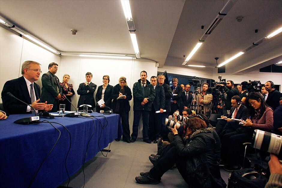 Το χρονικό της ελληνικής κρίσης #14. 1-3-2010 | Σύσταση προς την ελληνική κυβέρνηση να λάβει νέα μέτρα δημοσιονομικής εξυγίανσης απευθύνει ο επίτροπος της Ε.Ε. αρμόδιος για τις οικονομικές και νομισματικές υποθέσεις Ολι Ρεν,  μετά τη συνάντηση του με τον ΥΠΟΙΟ, Γιώργο Παπακωνσταντίνου. | EUROKINISSI/ΤΑΤΙΑΝΑ ΜΠΟΛΑΡΗ