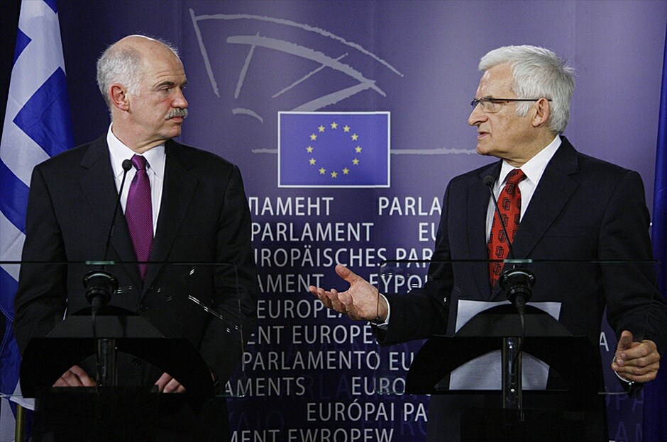 Το χρονικό της ελληνικής κρίσης #24. 18-3-2010 |  Πλήρη στήριξη στην Ελλάδα εκφράζει ο πρόεδρος του Ευρωπαϊκού Κοινοβουλίου Γιέρζι Μπούζεκ, ο οποίος συναντήθηκε με τον πρωθυπουργό. Τονίζει μάλιστα πως «οι Ελληνες δεν είναι μόνοι τους στις αντιξοότητες» εκφράζοντας την «απόλυτη αλληλεγγύη» του. |