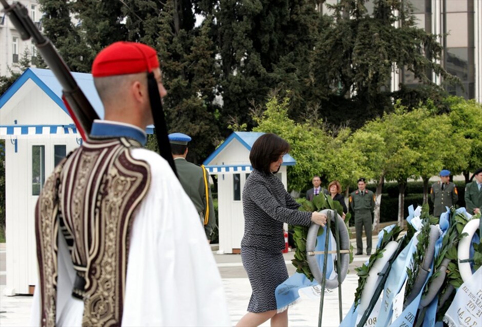 25η Μαρτίου - Μαθητική παρέλαση #1. Η υπουργός Παιδείας Αννα Διαμαντοπούλου καταθέτει στεφάνι στο μνημείο του Αγνωστου Στρατιώτη πριν τη μαθητική παρέλαση της Εθνικής Επετείου της 25ης Μαρτίου. ΑΠΕ-ΜΠΕ/ΠΑΝΤΕΛΗΣ ΣΑΪΤΑΣ