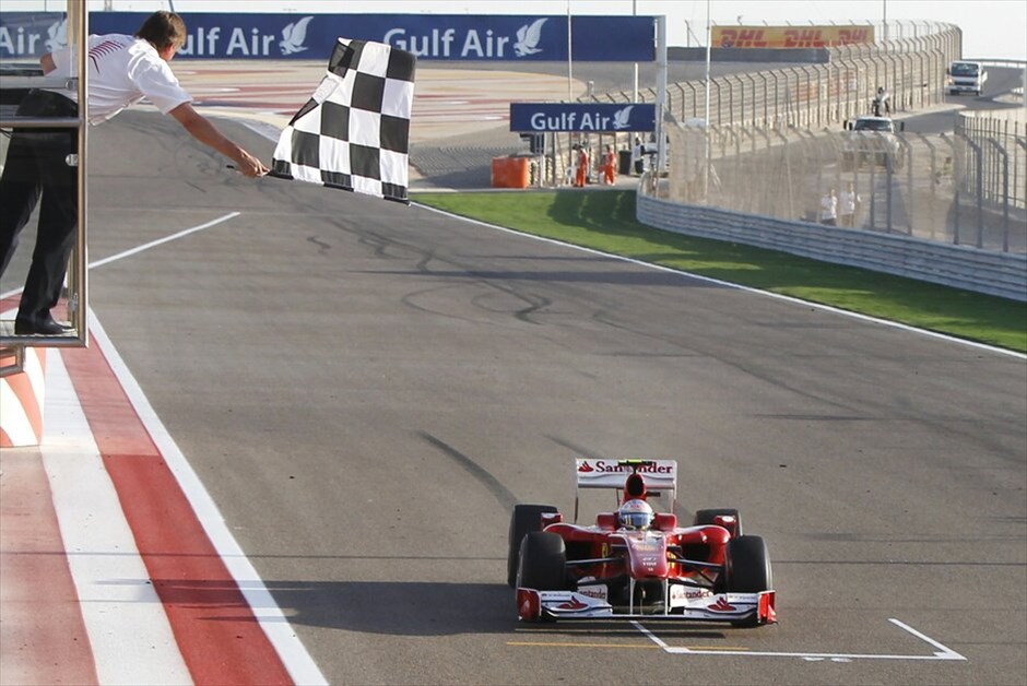 F1: GP Μπαχρέιν #9. Πρώτη καρό σημαία για τον Φερνάντο Αλόνσο στην πρώτη του εμφάνιση με την Ferrari.