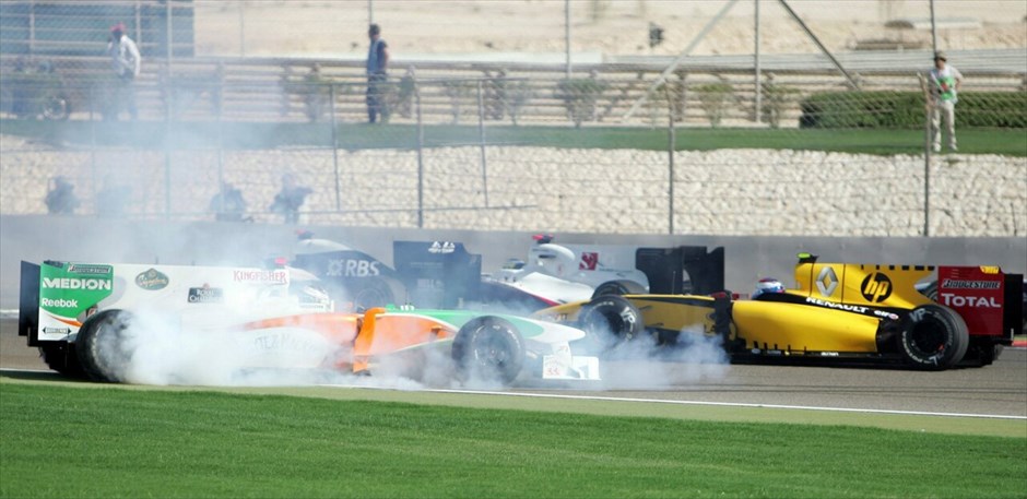 F1: GP Μπαχρέιν #15. Ο καπνός από τα φρένα του Ουέμπερ είχε ως αποτέλεσμα να συγκρουσθούν στις πρώτες στροφές ο Ρόμπερτ Κουμπίτσα (Renault) με τον Αντριαν Σούτιλ (Force india), να έχουν ένα τετ-α-κε  και να βρεθούν χαμηλά στην κατάταξη.
