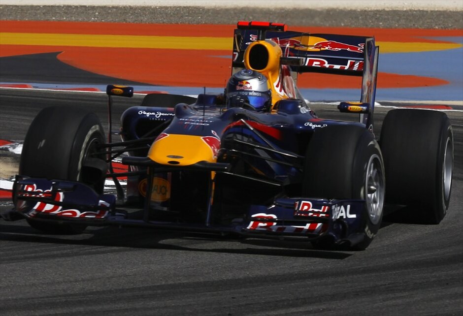 F1: GP Μπαχρέιν #17. Ο Φέτελ μέχρι τον 33ο γύρο προπορευόταν στον αγώνα, εκμεταλλευόμενος τη μαλακή γόμα ελαστικών που είχε επιλέξει. Τότε όμως, ένα πρόβλημα στην εξάτμιση της RB6, τον ανάγκασε να ελαττώσει τον ρυθμό του και να πέσει τελικά στην τέταρτη θέση.