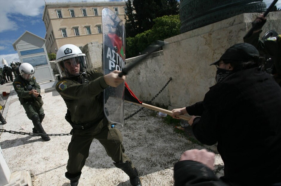 Eπεισόδια στο κέντρο της Αθήνας #21. | Φωτογραφίες: REUTERS,
