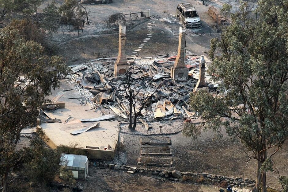 Καταστροφικές φωτιές στην Τασμανία #3. Περισσότεροι από 100 άνθρωποι αγνοούνται μετά τις καταστροφικές δασικές πυρκαγιές που μαίνονται από την Παρασκευή στο νησί της Τασμανίας στη νότια Αυστραλία, ανακοίνωσε η αστυνομία.Έως τώρα δεν έχουν επιβεβαιωθεί θάνατοι ή τραυματισμοί από τις πυρκαγιές εξαιτίας των οποίων έχουν παγιδευθεί χιλιάδες κάτοικοι και τουρίστες, νότια του Χόμπαρτ, την πρωτεύουσα της πολιτείας της Τασμανίας. Σύμφωνα με όλες τις ενδείξεις, αιτία για τις φωτιές που έφτασαν έως την ίσαλο γραμμή και έχουν κάψει 30.000 εκτάρια δασικής γης, είναι οι πολύ υψηλές θερμοκρασίες (σε επίπεδα ρεκόρ για την περιοχή).