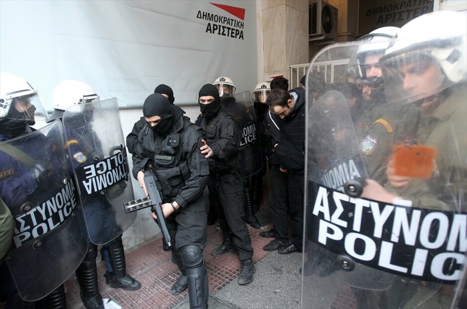 Κατάληψη των γραφείων της ΔΗΜΑΡ - Αστυνομική επιχείρηση στη Βίλα Αμαλία #2. Κατάληψη στα γραφεία της Δημοκρατικής Αριστεράς στην Αγίου Κωνσταντίνου πραγματοποίησε ομάδα περίπου 40 ατόμων, λίγη ώρα μετά την ολοκλήρωση της νέας επιχείρησης της ΕΛ.ΑΣ. στη βίλα Αμαλία.